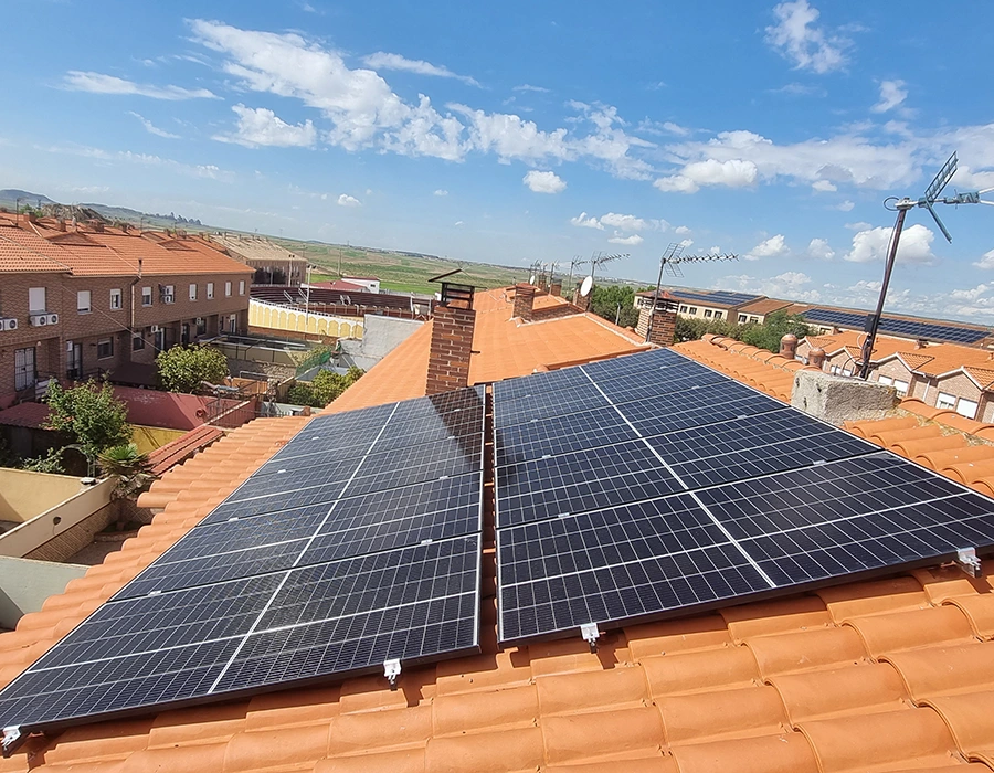 Instalación de placas solares en Pantoja
