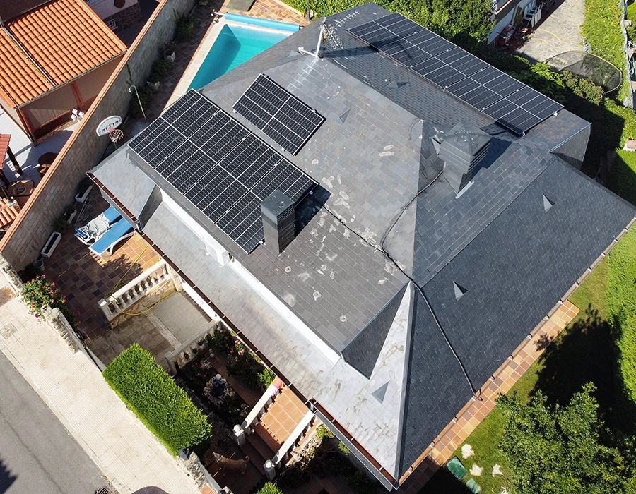 Instalación de placas solares en Serranillos del Valle