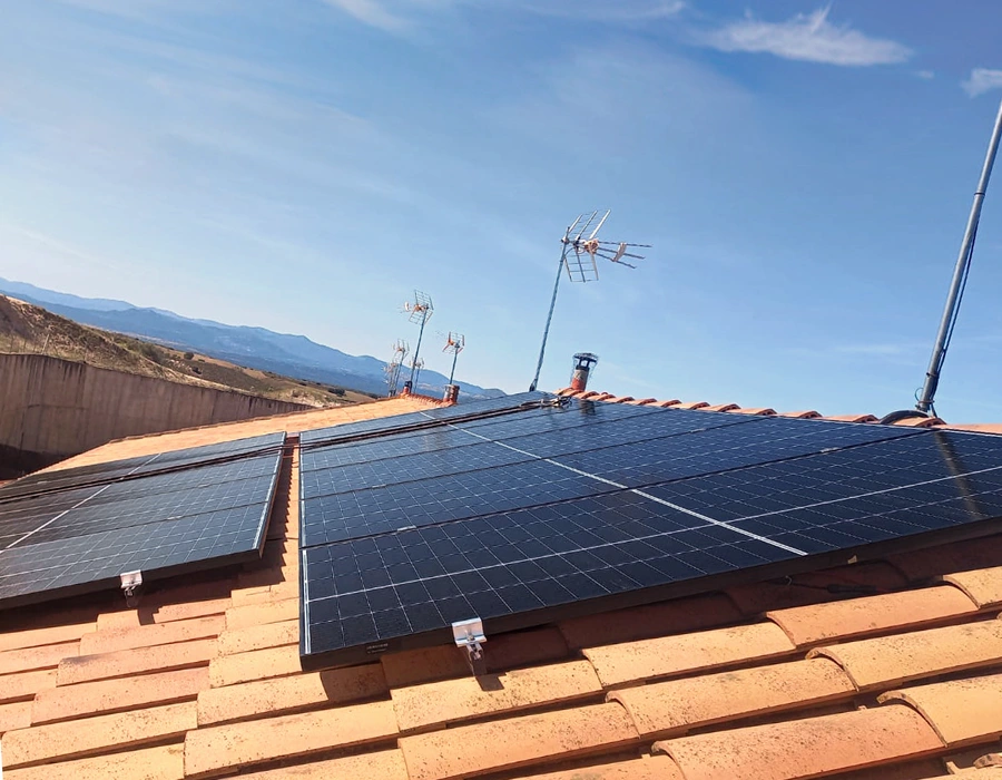 Instalación de placas solares en La Torre de Estaban Hambrán