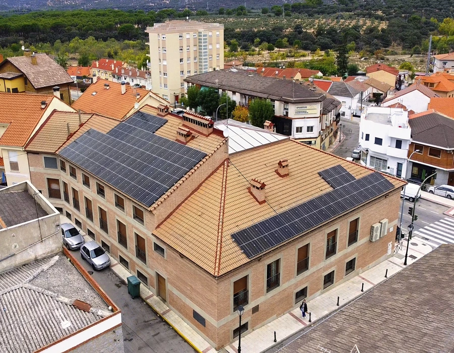 Instalación de placas solares en hotel rural el jardin