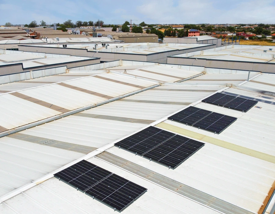 Instalación de placas solares en IDS Cerramientos