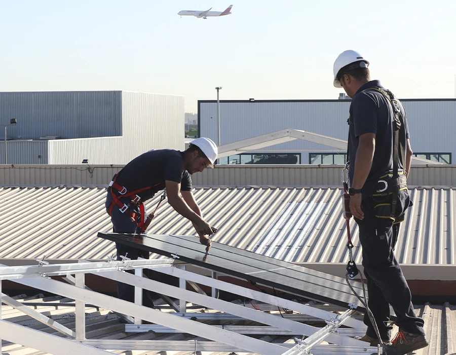 Instalación de placas solares en Moñita